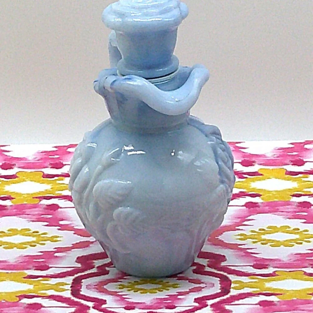 Vintage May 1978 Avon Victoriana Bubble Bath Pitcher - Blue. - Picture 3 of 4